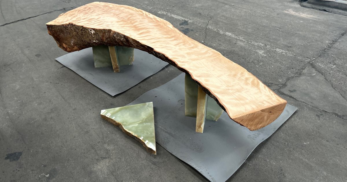 広葉樹と石材。異素材を掛け合わせた家具は、それぞれの産業に光を